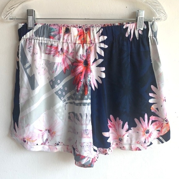 French Connection Floral Pull On Shorts - Picture 2 of 11
